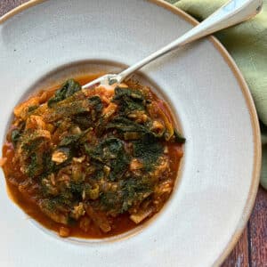 Arroz com espinafre, tomate e limão