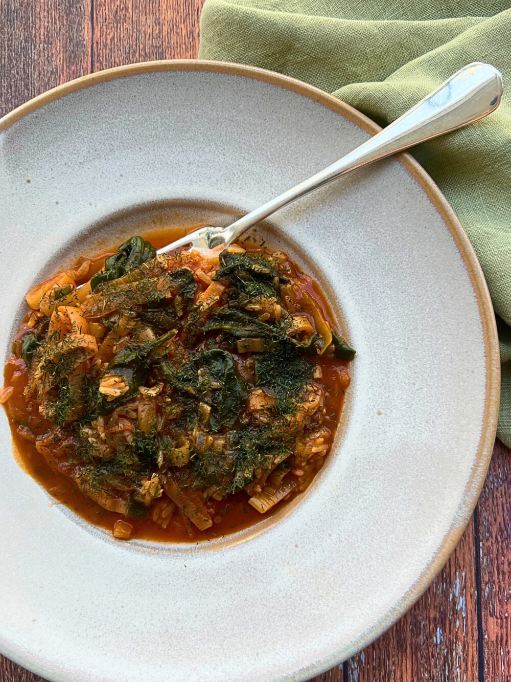 Arroz com espinafre, tomate e limão