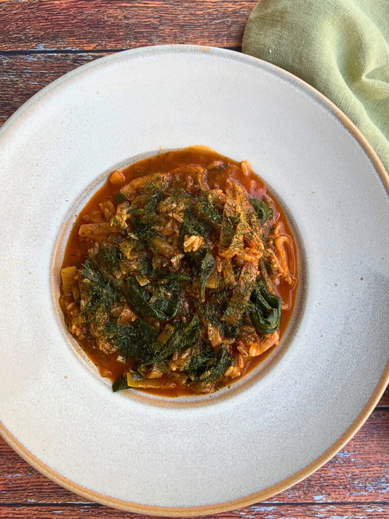 Arroz com espinafre, tomate e limão