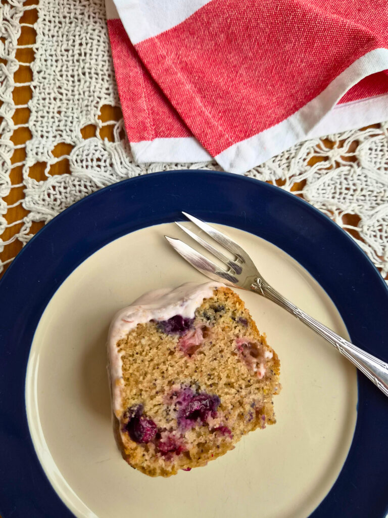 Bolo de morango e mirtilo