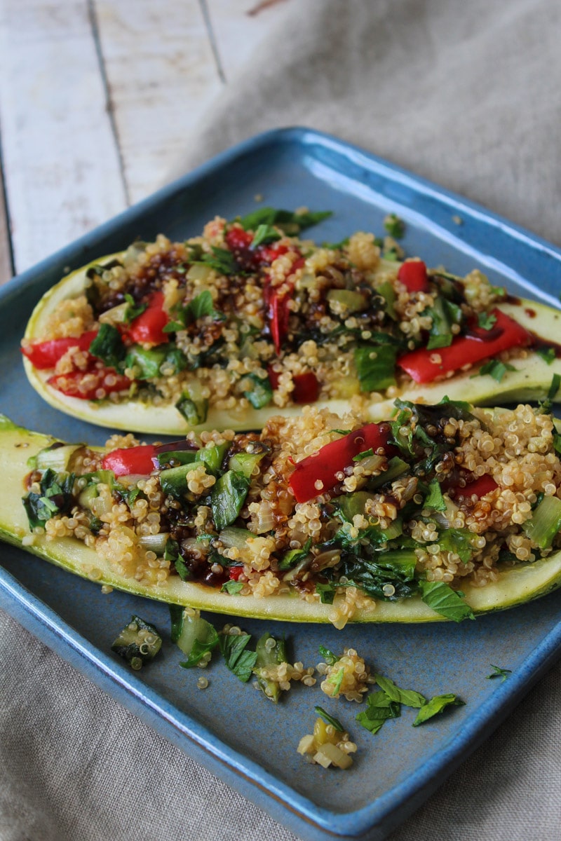 Abobrinha recheada com quinua e escarola