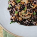 Arroz cateto e negro com grão de bico e cebola frita