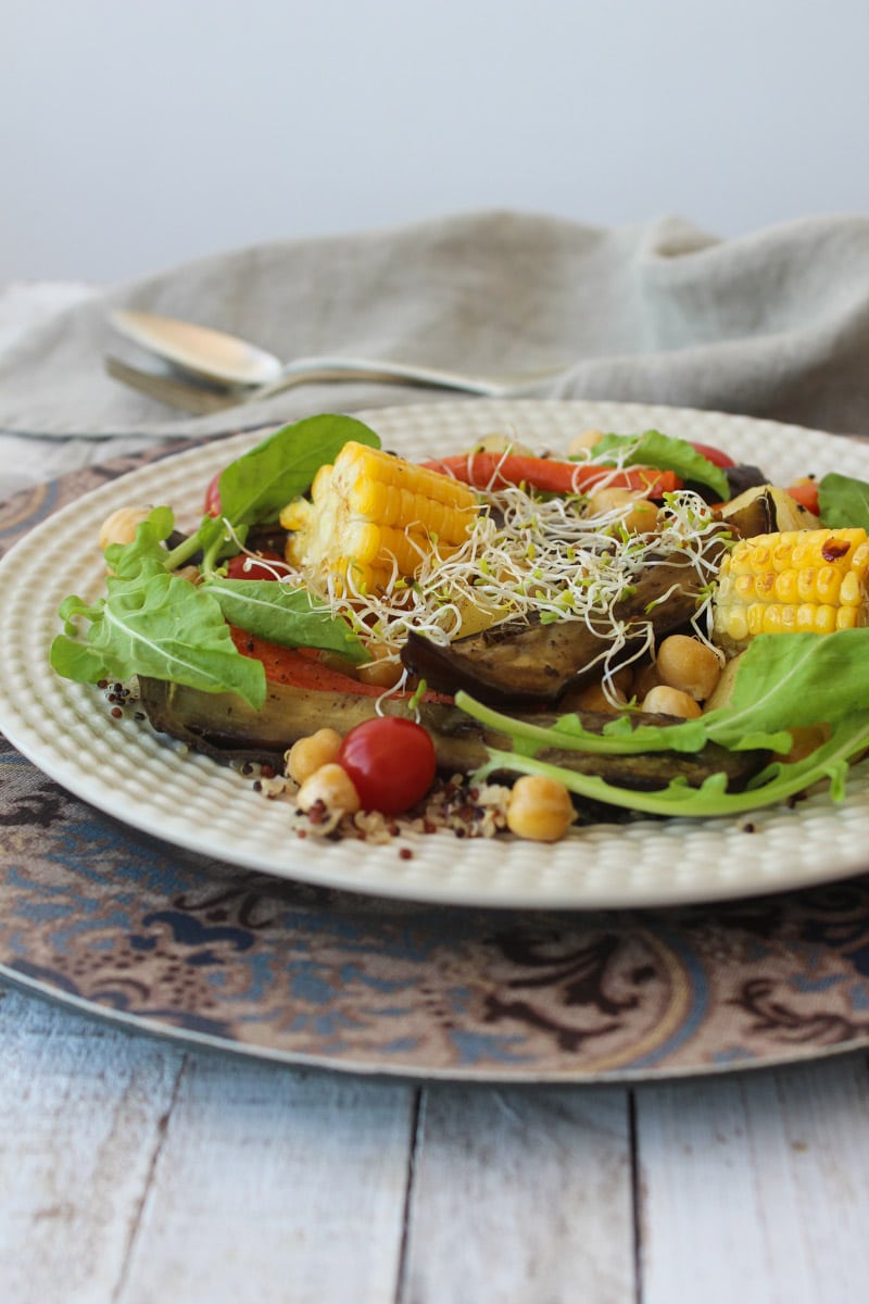 Salada de berinjela assada com legumes e especiarias