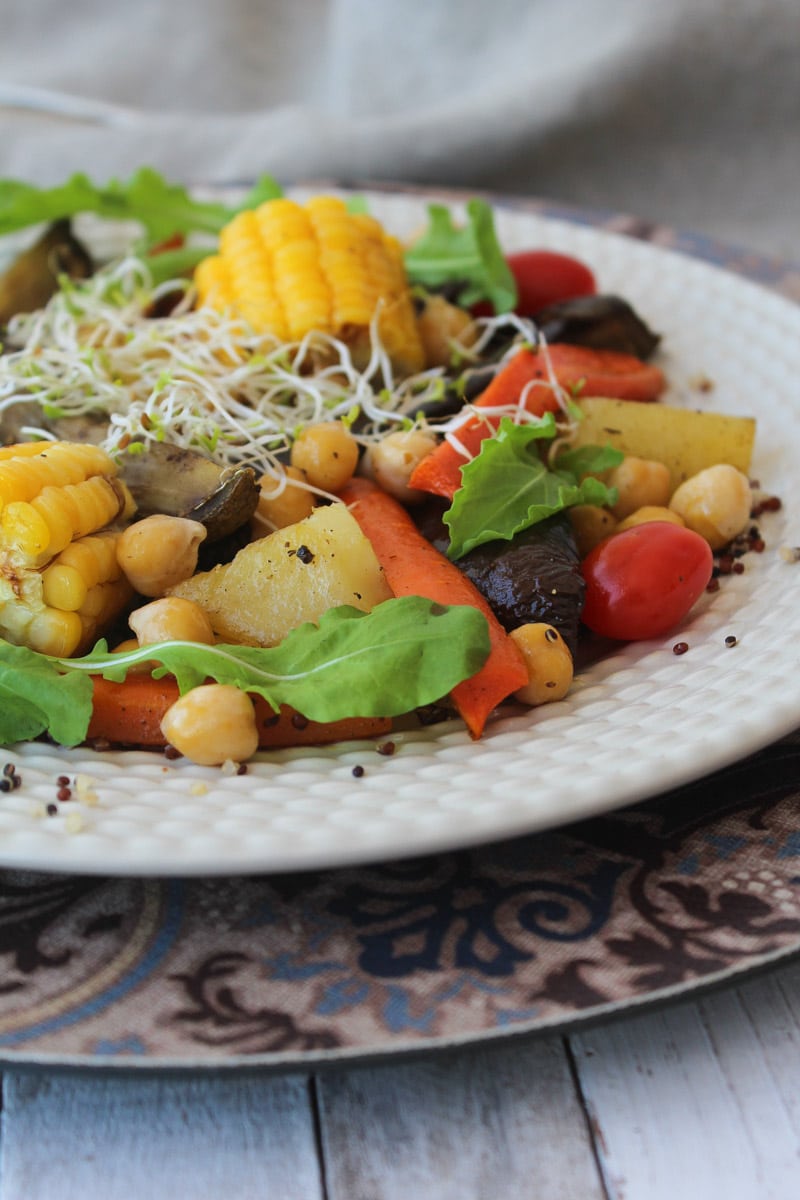 Salada de berinjela assada com legumes e especiarias