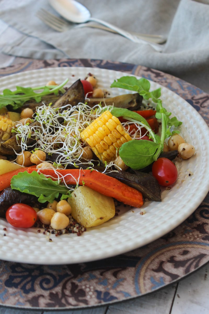 Salada de berinjela assada com legumes e especiarias