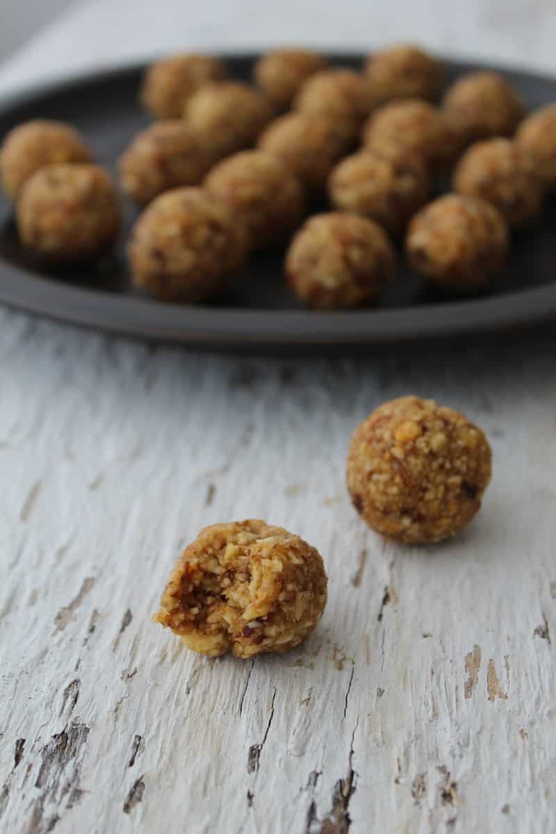 Bolinhas de tâmara e abacaxi desidratado