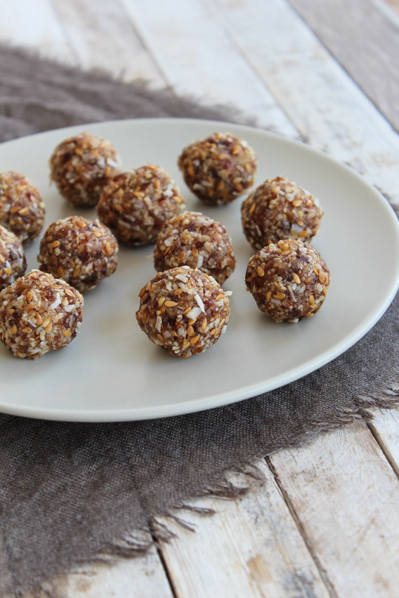 Bolinha de tâmara com nozes e coco
