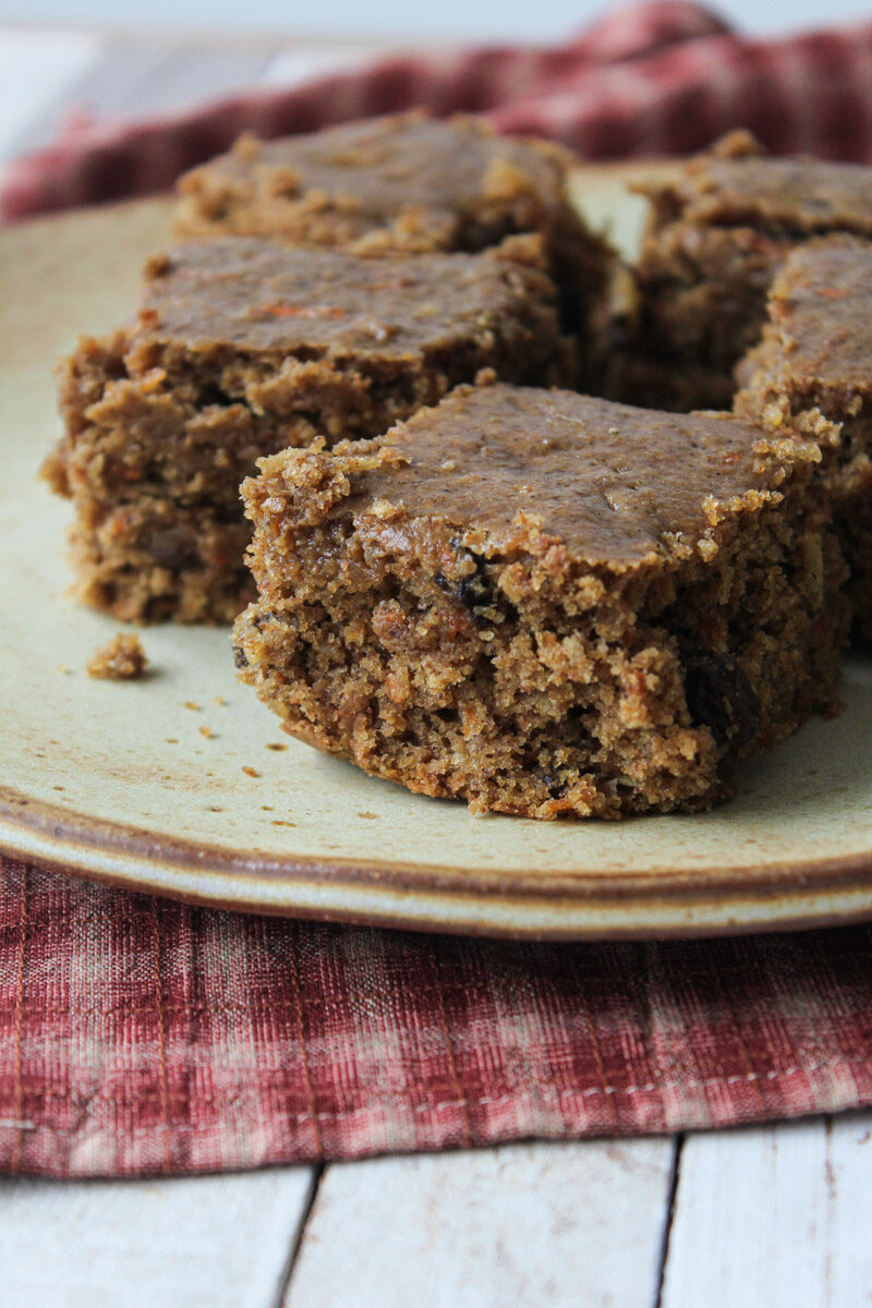 Bolo de cenoura e frutas secas