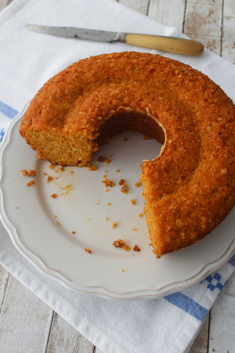 Bolo de cenoura e coco sem glúten - vegano