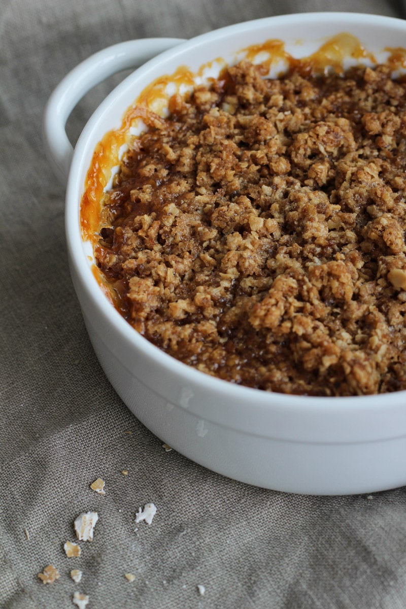 Crumble de manga, abacaxi e gengibre
