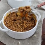 Crumble de manga, abacaxi e gengibre