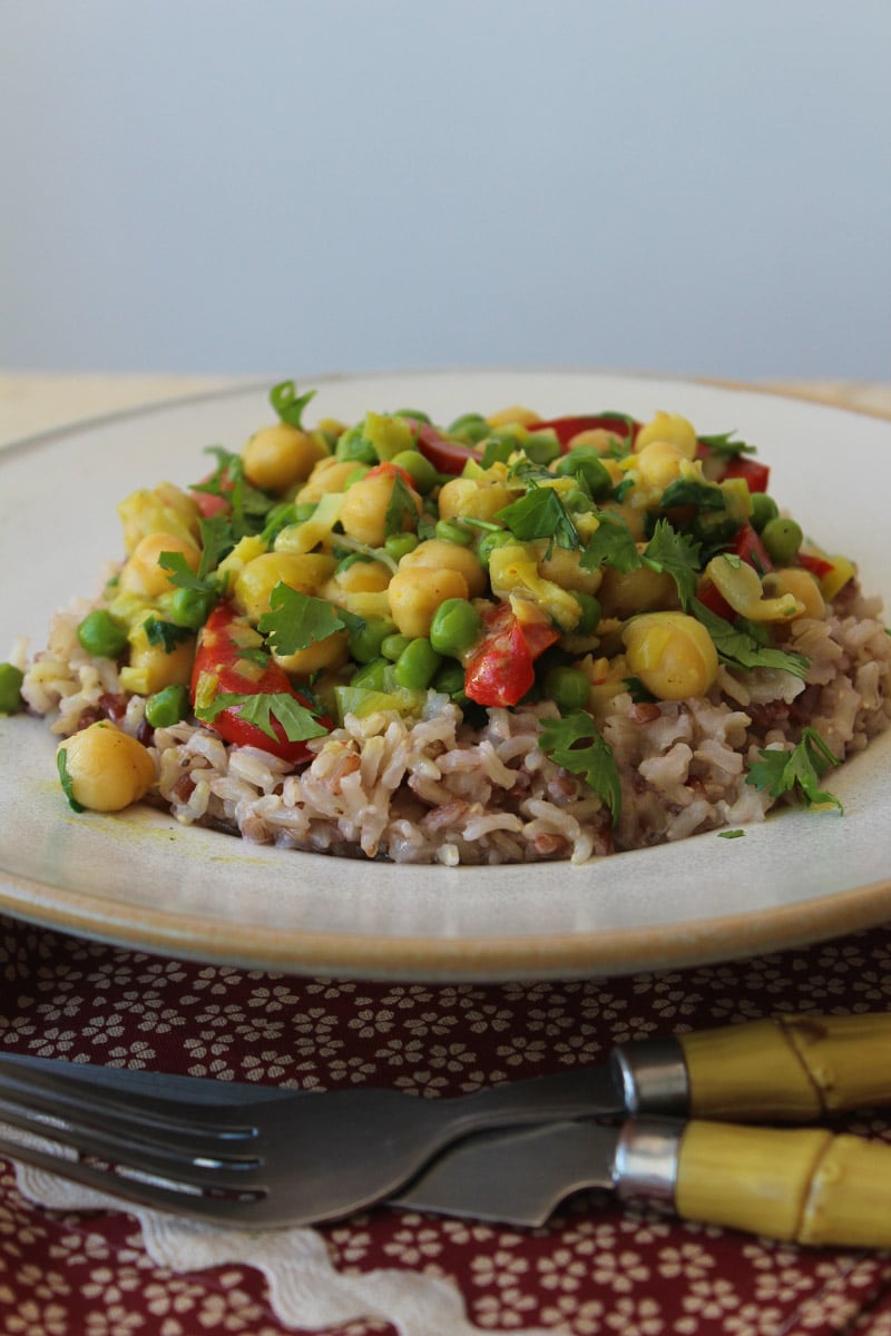 Curry de grão de bico e alho poró com arroz de coco