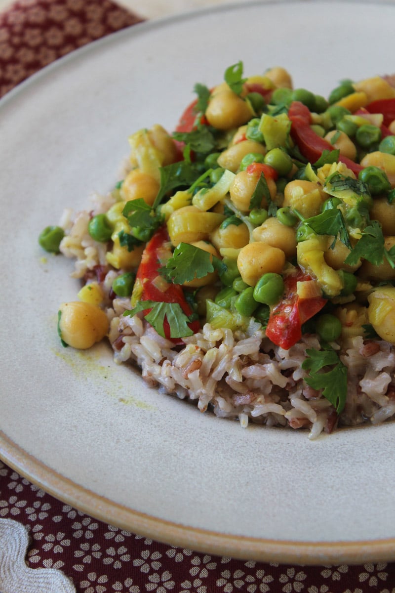 Curry de grão de bico e alho poró com arroz de coco