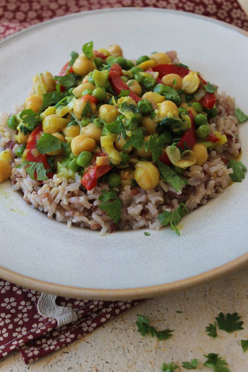 Curry de grão de bico e alho poró com arroz de coco