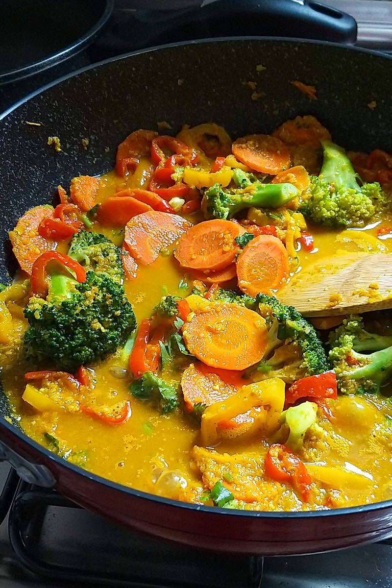 Curry de legumes com tempeh