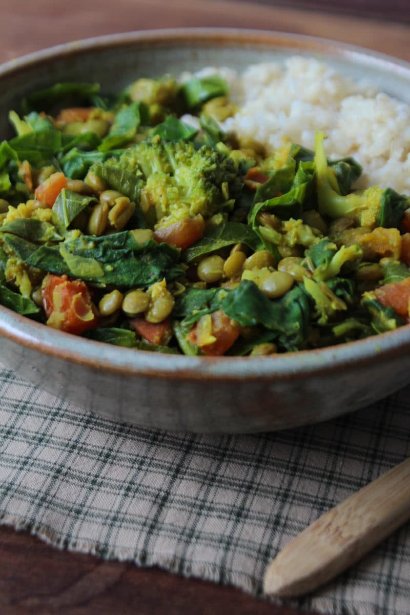 Dahl de lentilhas e folhas verdes