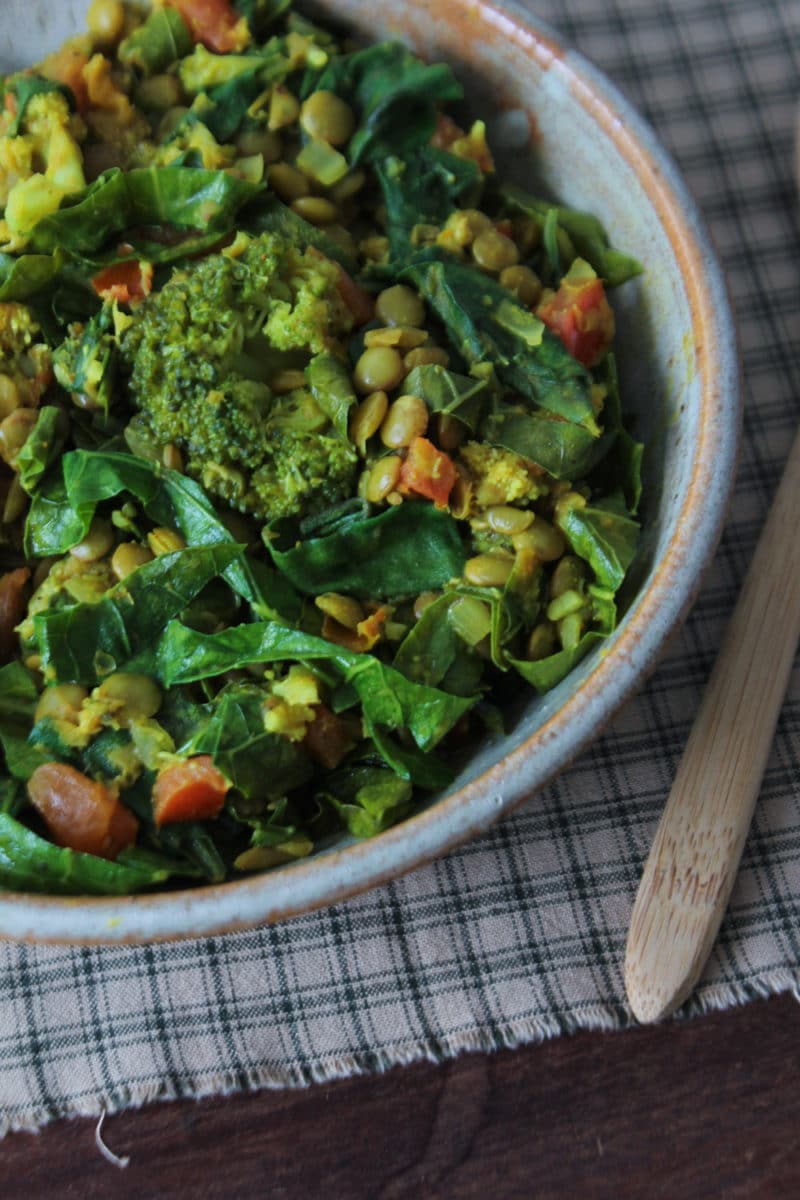 Dahl de lentilhas e folhas verdes