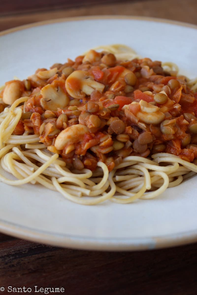Espaguete com “bolonhesa” de lentilha