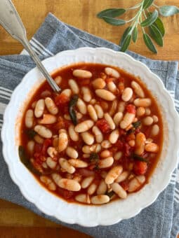 Feijão branco com sálvia