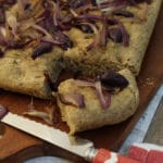 Focaccia com cebola roxa e azeitona