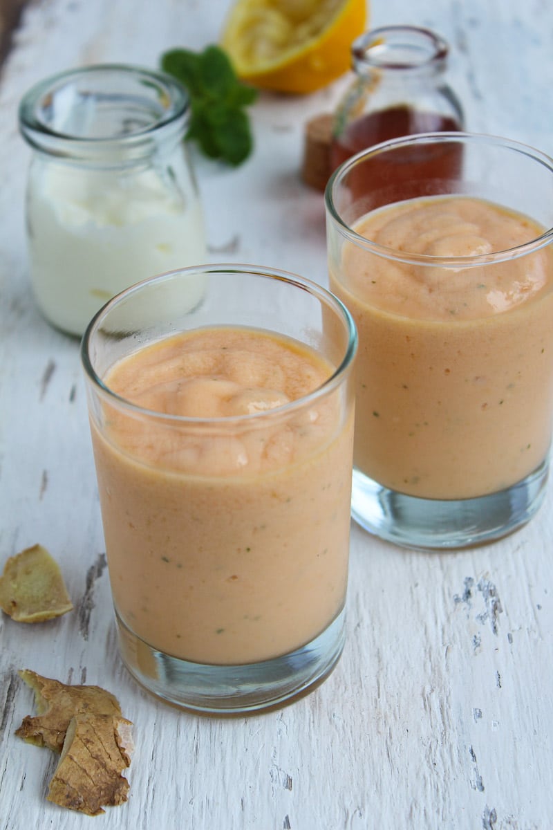 Iogurte vegetal batido com mamão e gengibre