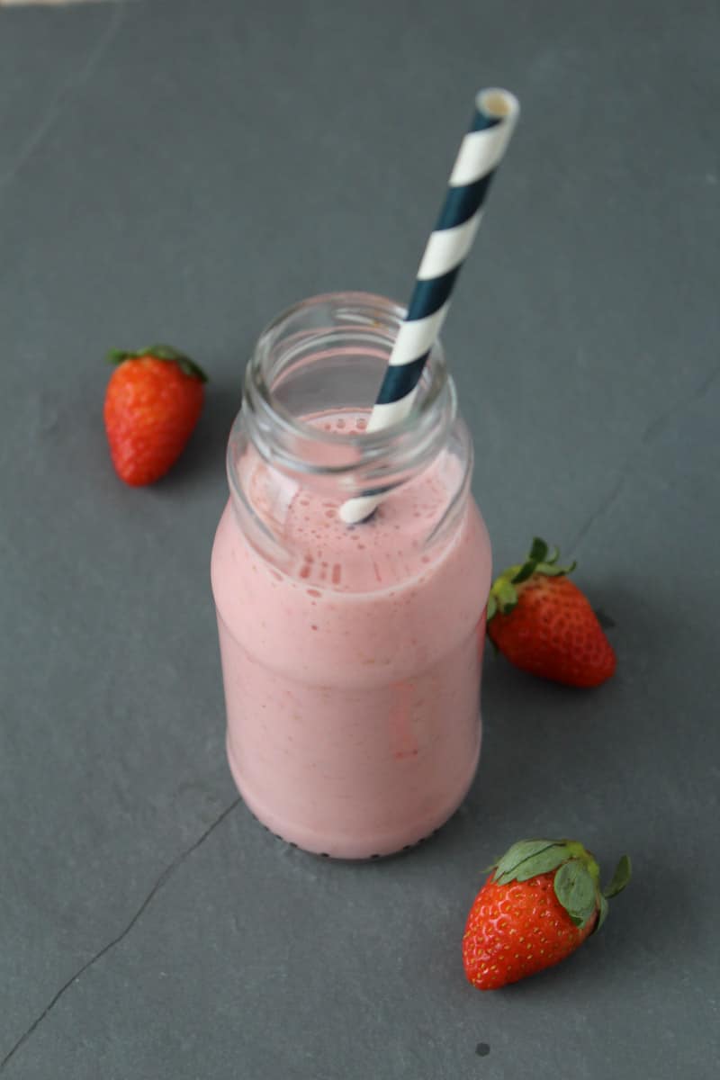 Iogurte vegetal batido com morango e água de rosas