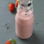 Iogurte vegetal batido com morango e água de rosas