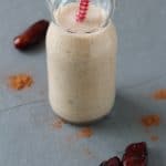 Iogurte vegetal batido com banana e tâmaras