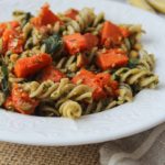 Macarrão com abóbora, pesto e sálvia