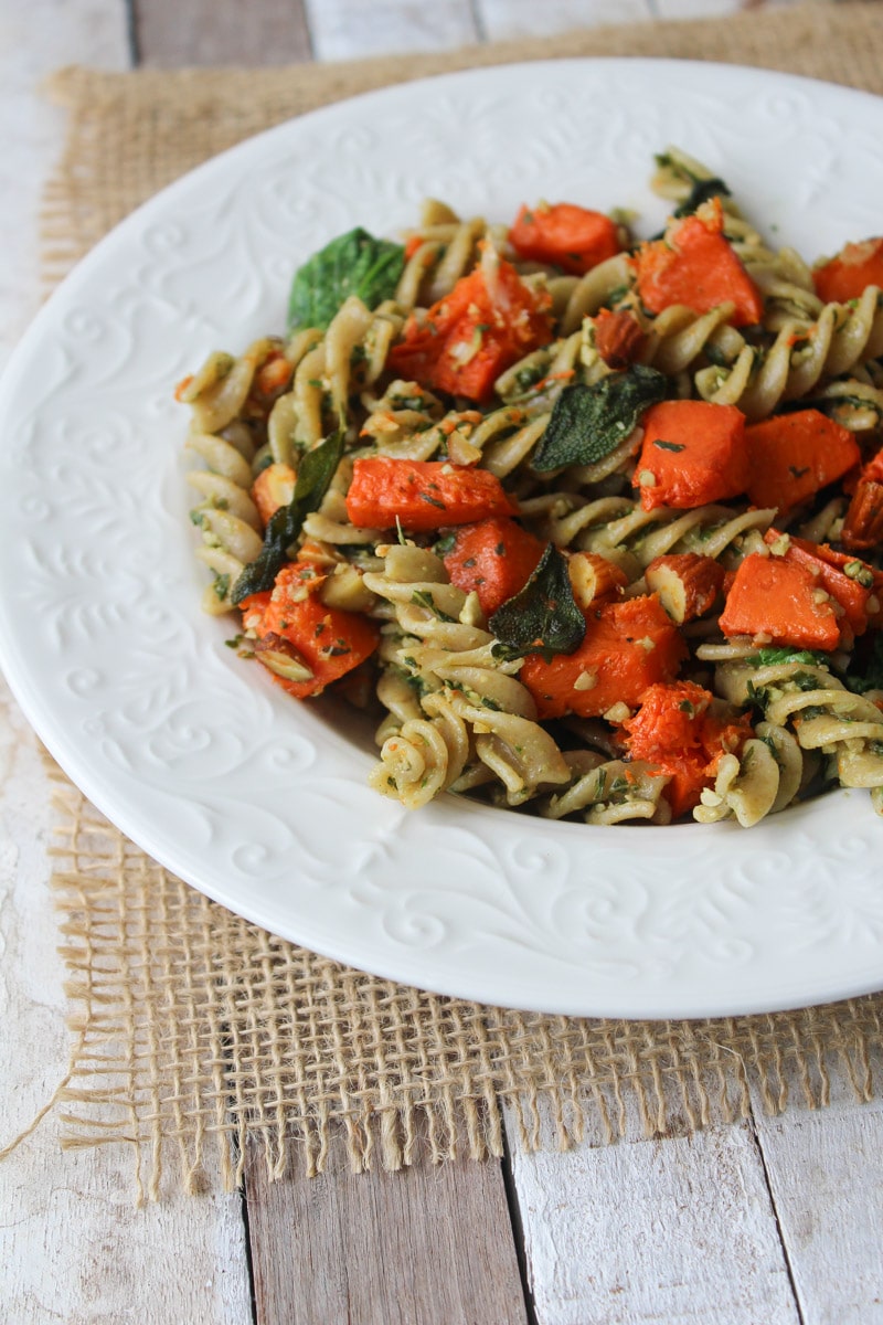 Macarrão com abóbora, pesto e sálvia