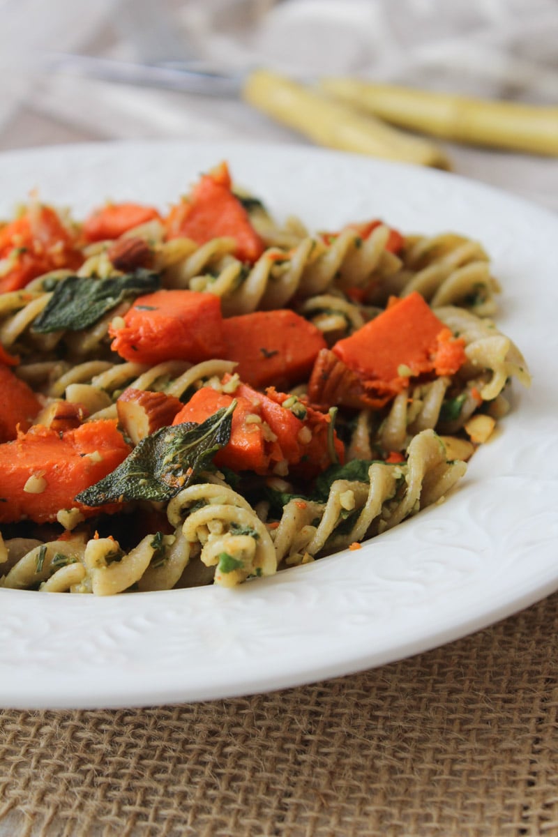 Macarrão com abóbora, pesto e sálvia