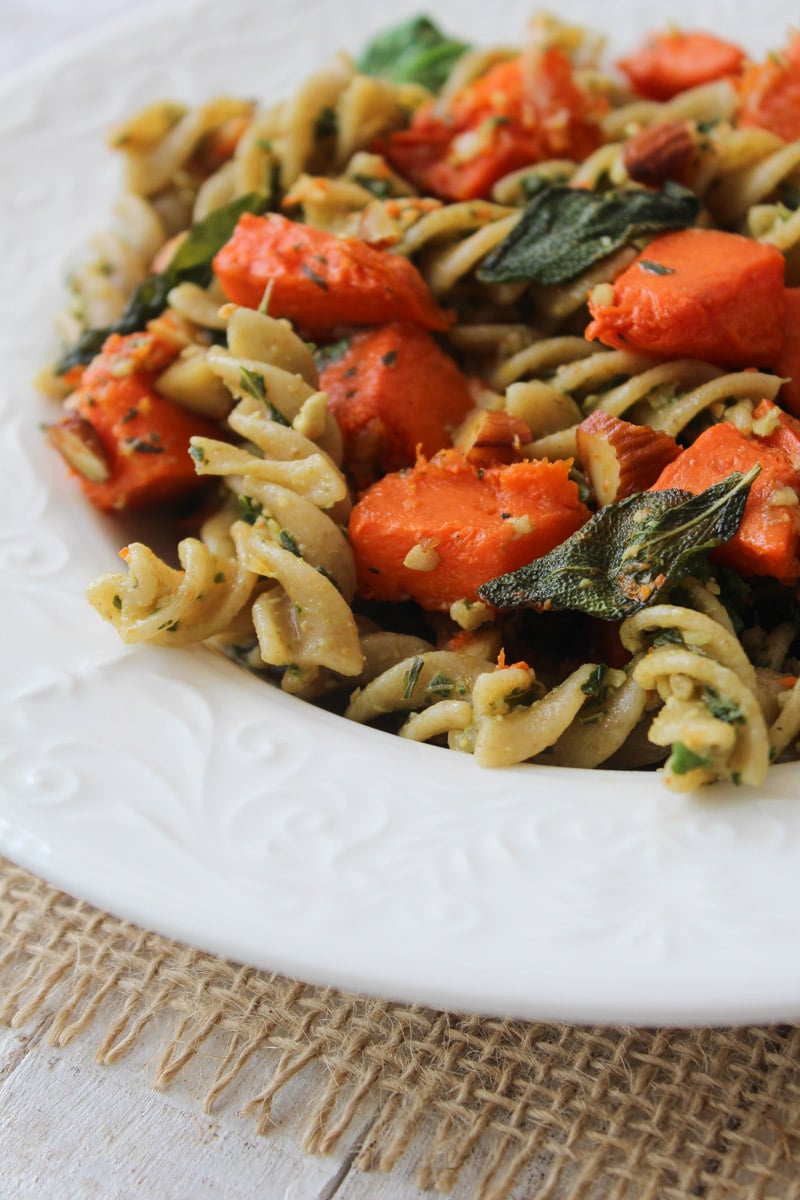 Macarrão com abóbora, pesto e sálvia