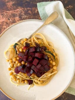 Espaguete com grão-de-bico e beterraba assada