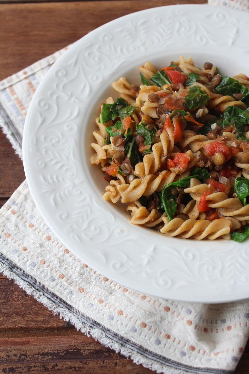 Macarrão de uma panela com lentilha e couve