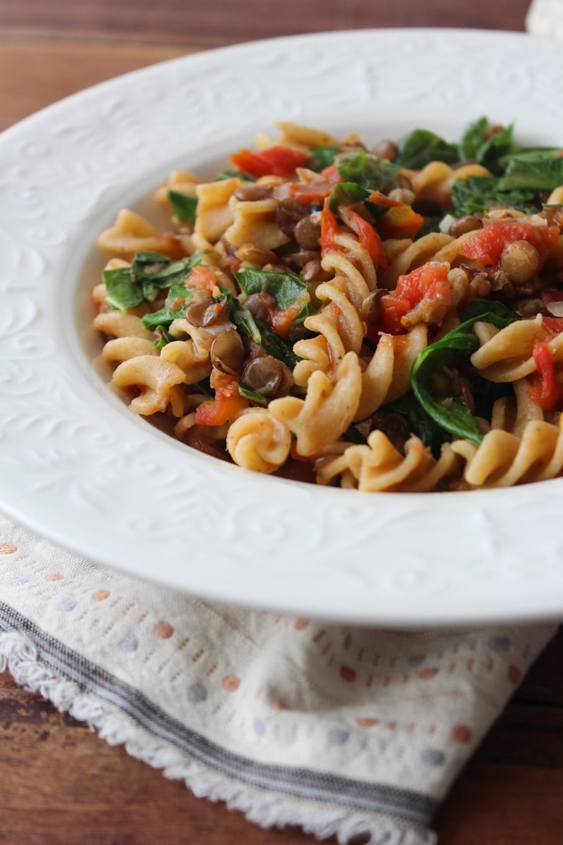 Macarrão de uma panela com lentilha e couve