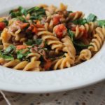 Macarrão de uma panela com lentilha e couve