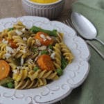 Salada de macarrão com cenoura e maionese vegana