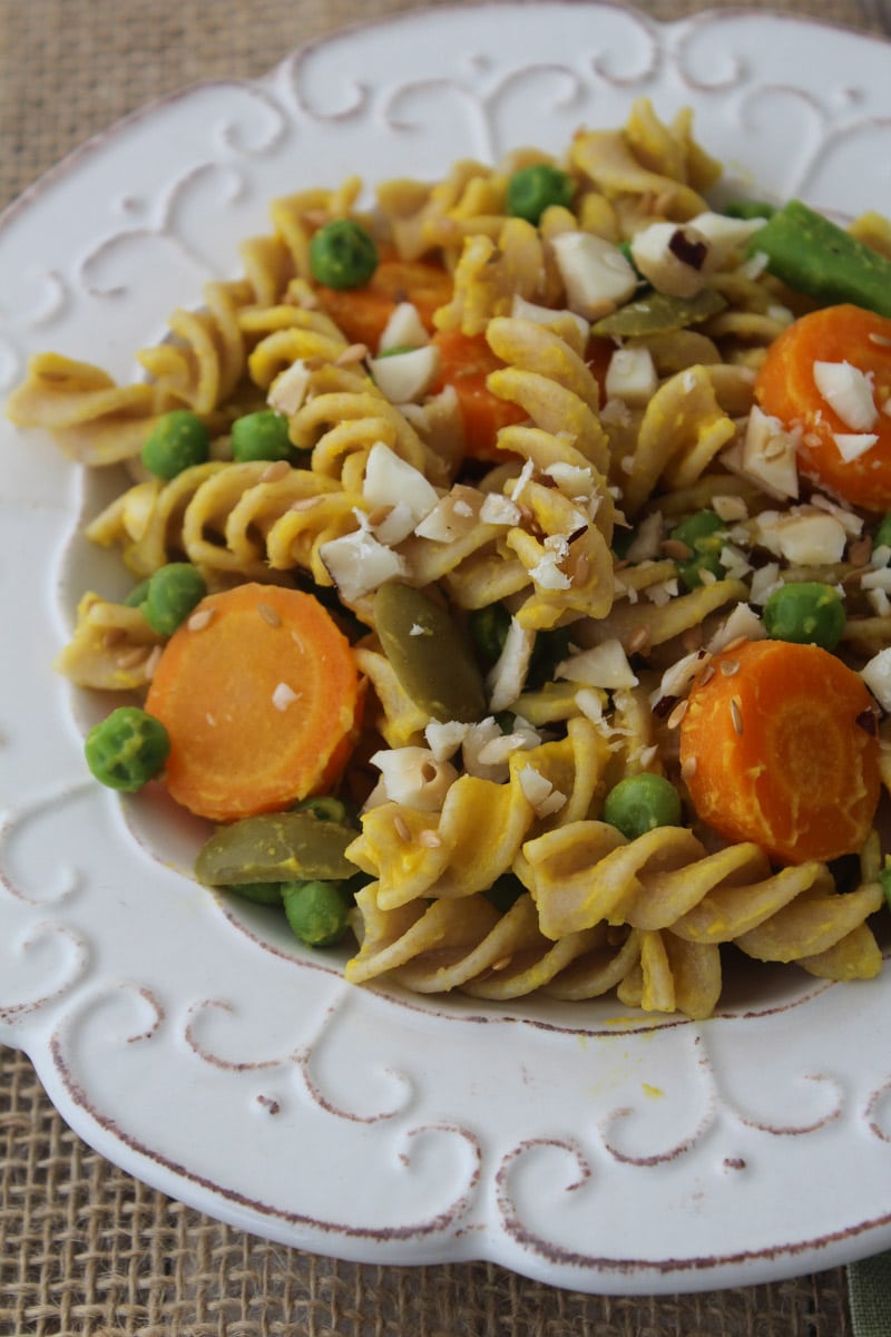 Salada de macarrão com cenoura e maionese vegana