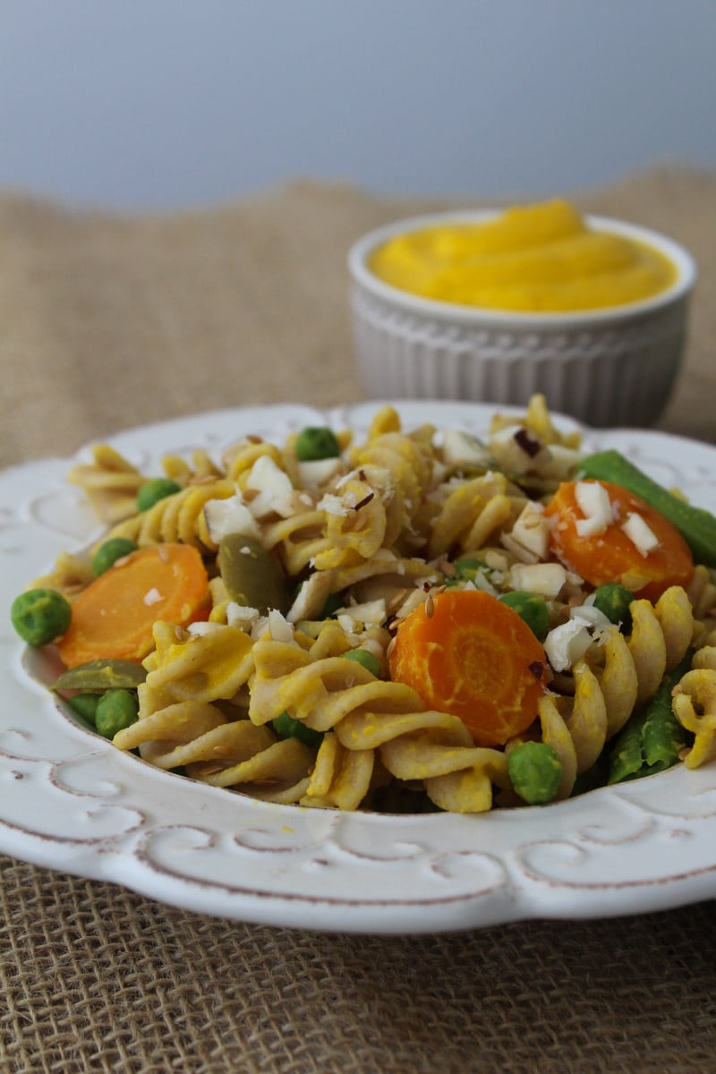 Salada de macarrão com cenoura e maionese vegana
