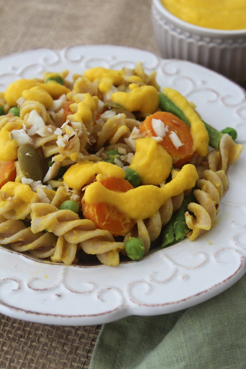 Salada de macarrão com cenoura e maionese vegana