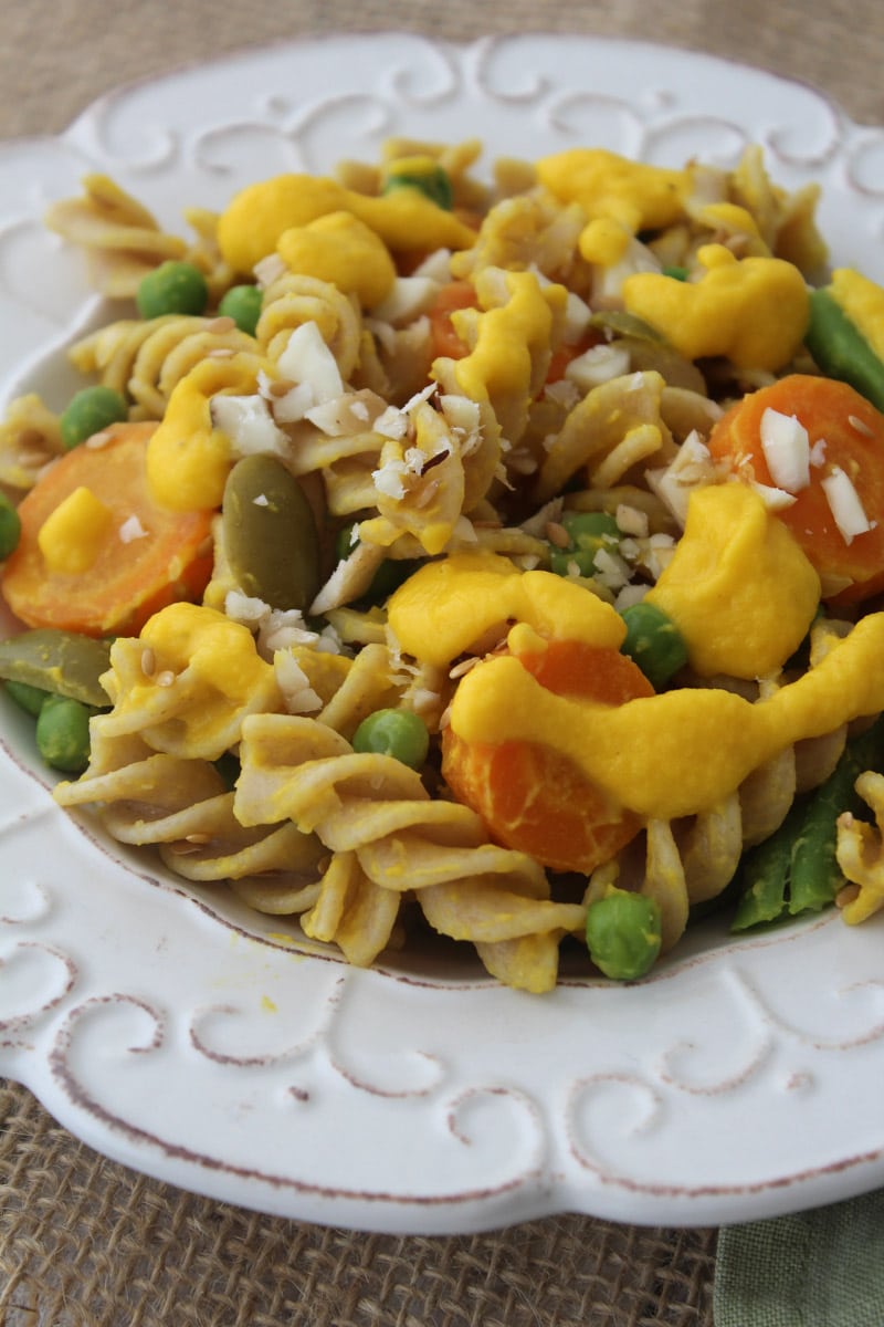 Salada de macarrão com cenoura e maionese vegana