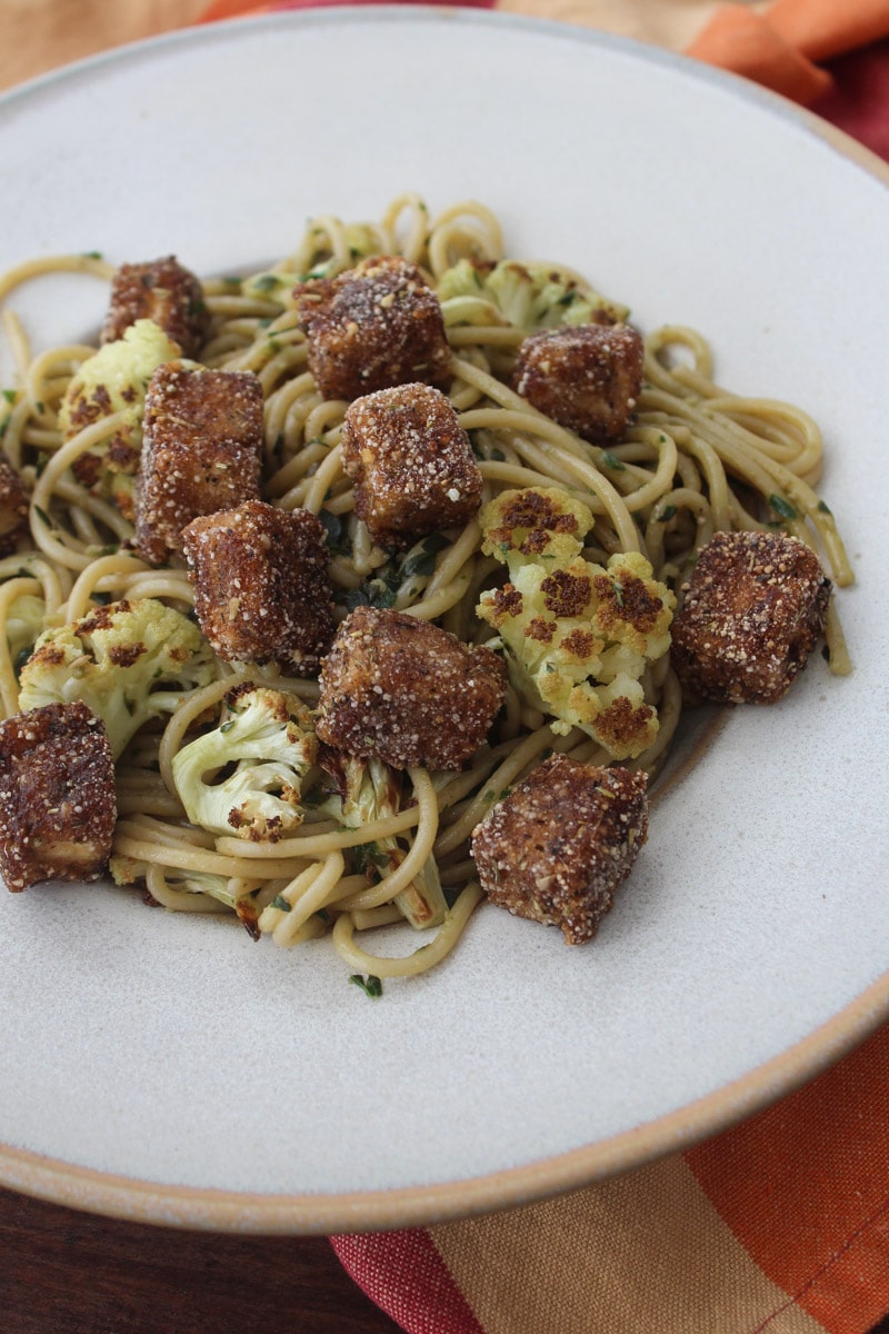 Macarrão ao pesto com tofu e couve-flor