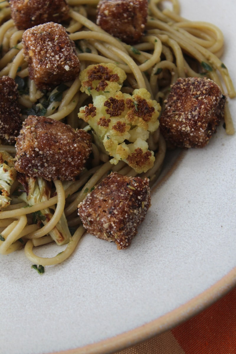 Macarrão ao pesto com tofu e couve-flor