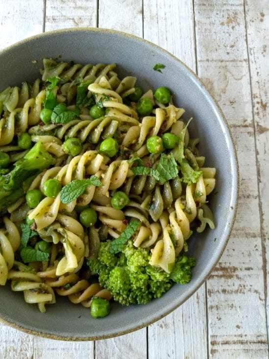 Macarrão com pesto e legumes