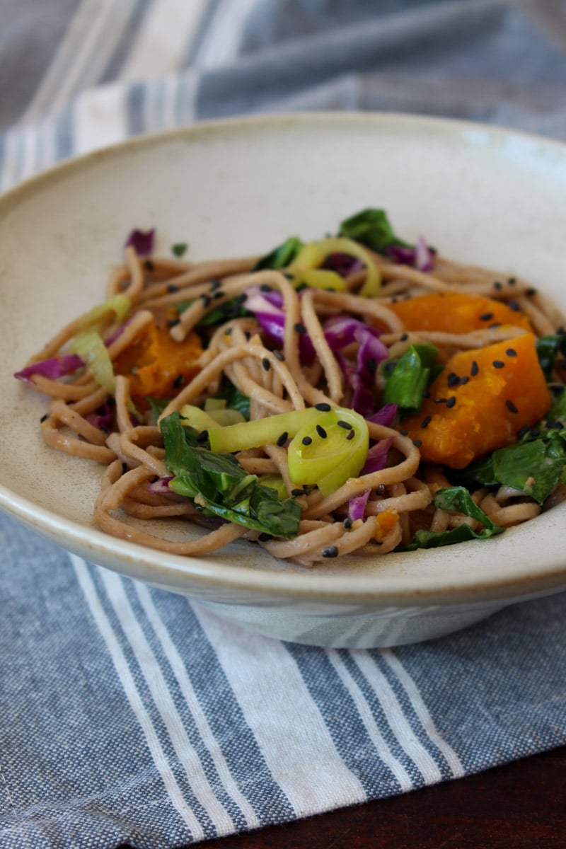 Macarrão soba com abóbora, couve e molho de missô