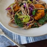 Macarrão soba com abóbora, couve e molho de missô