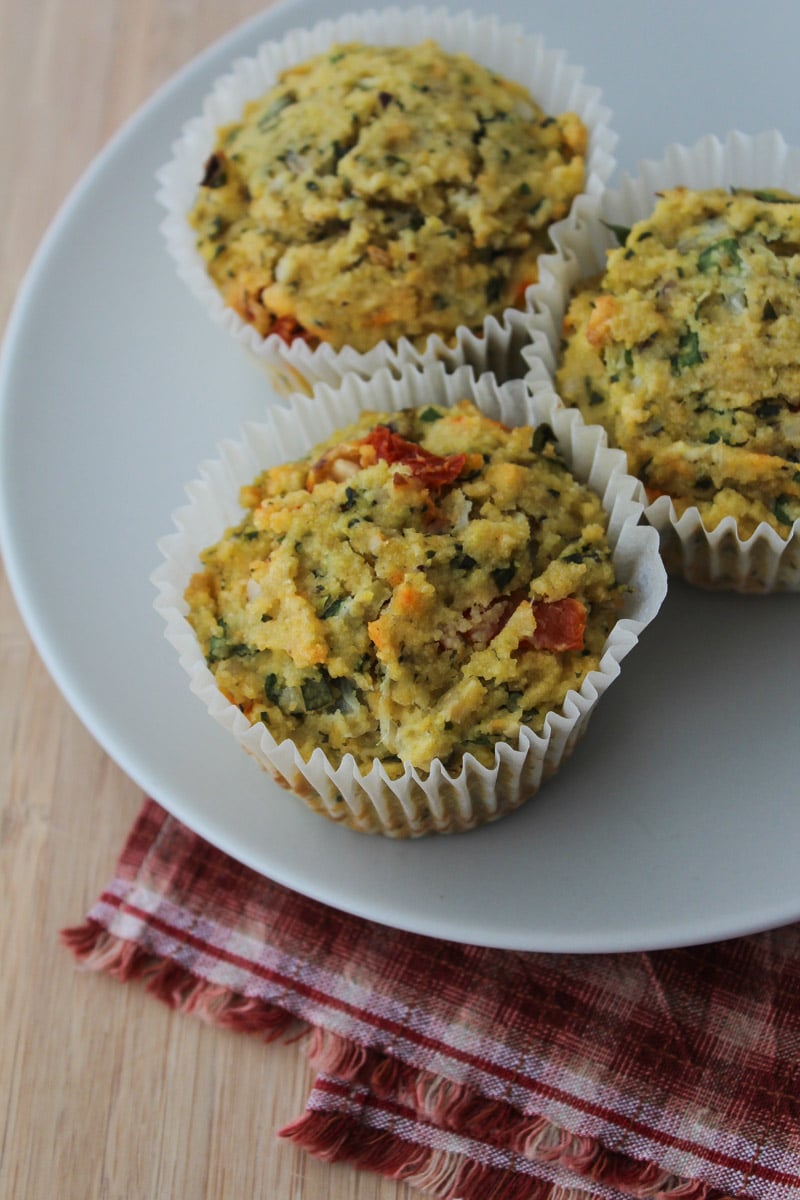 Bolinhos de semolina com pesto e tomate seco