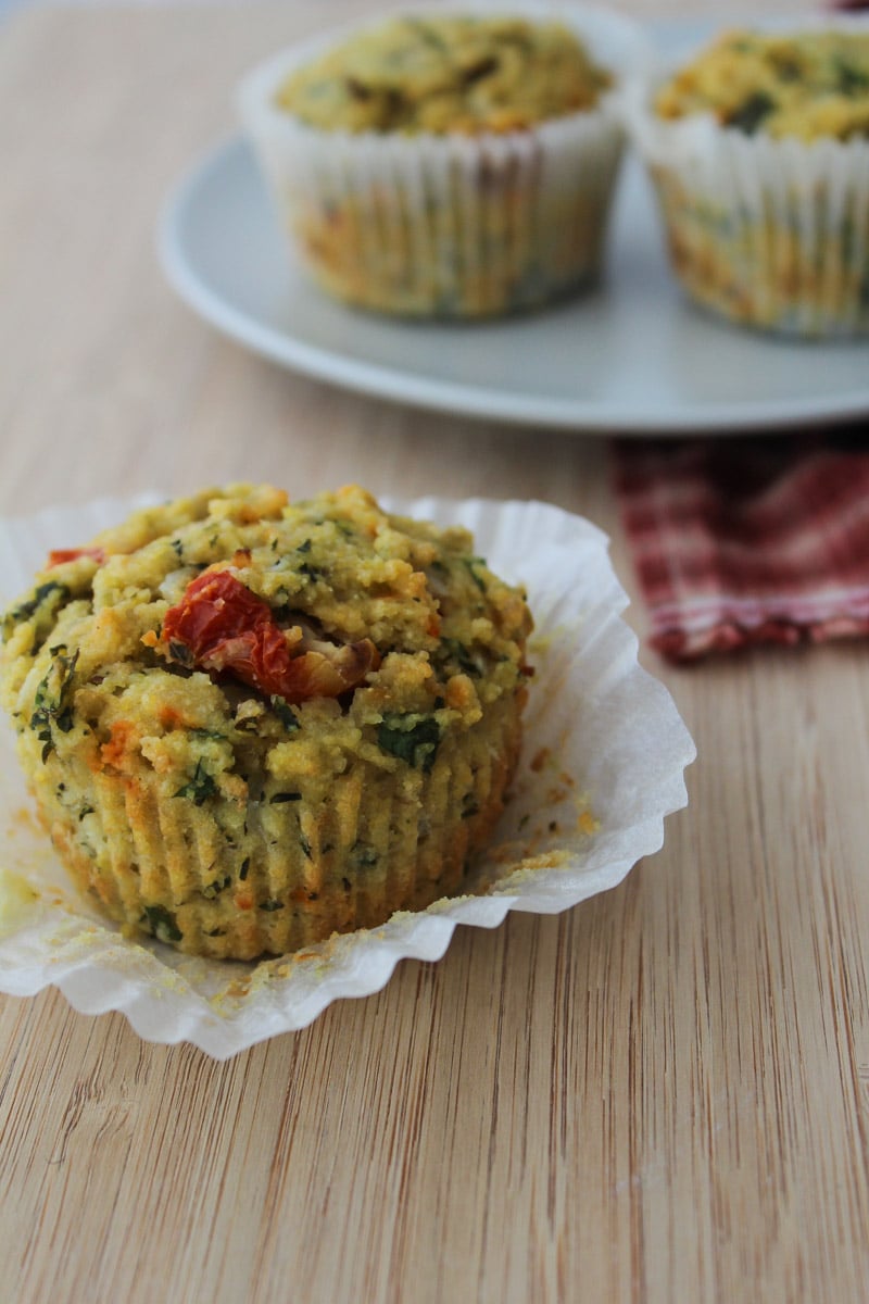Bolinhos de semolina com pesto e tomate seco