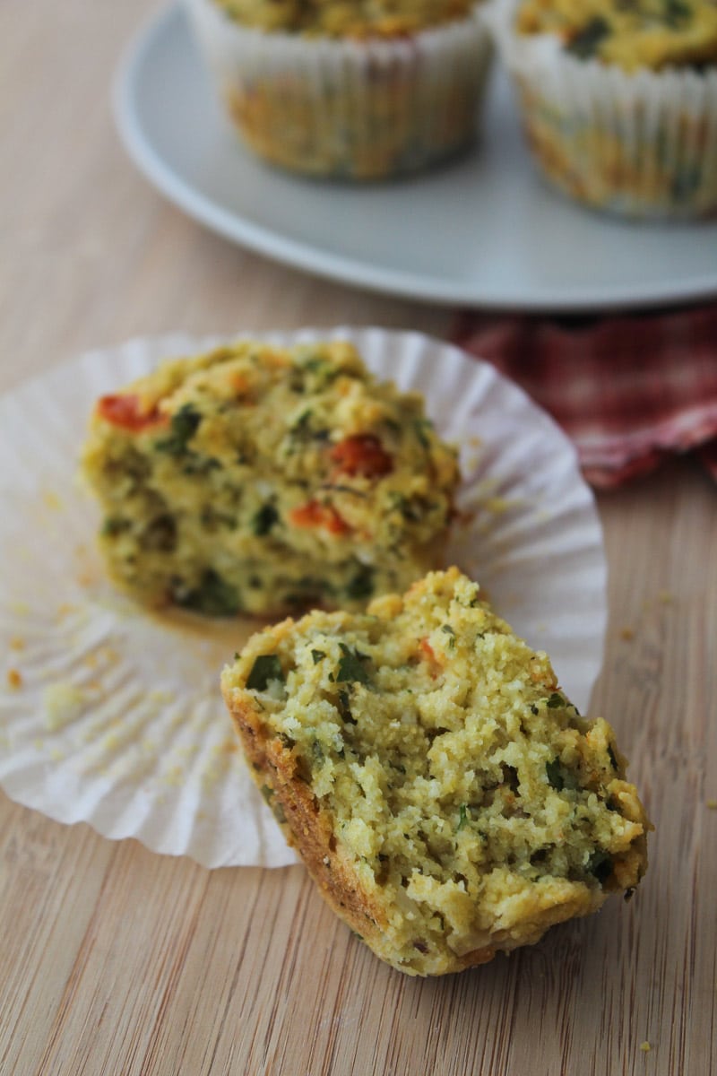 Bolinhos de semolina com pesto e tomate seco