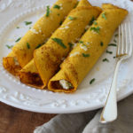 Panqueca de cenoura com creme de tofu e brócolis